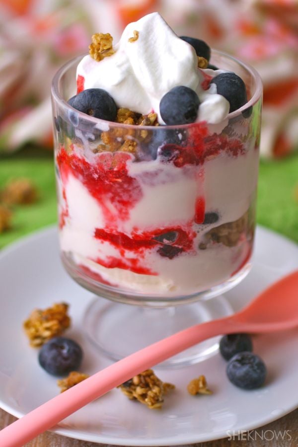 Berry-Flaxseed-Frozen-Yogurt-Parfaits