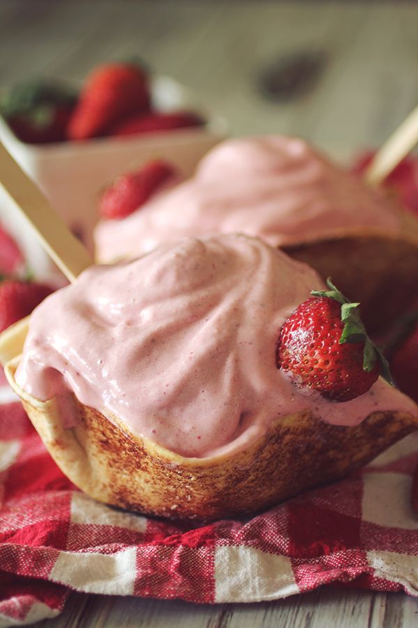 strawberry-cheesecake-frozen-yogurt-recipe