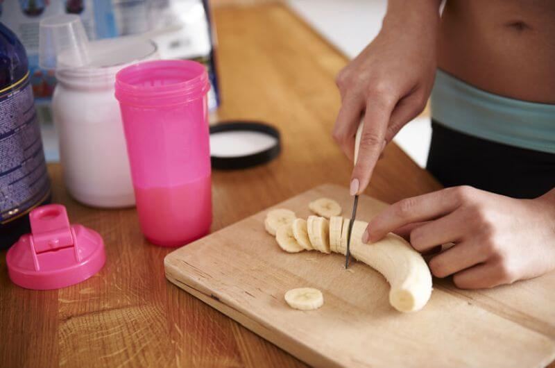 chopping banana