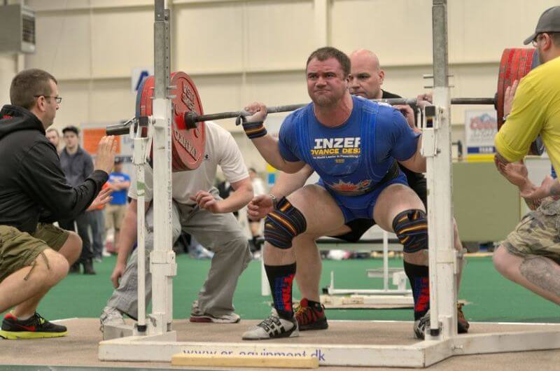 squatting with weightlifting belt