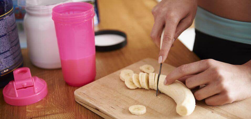 woman-slicing-banana