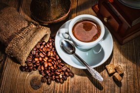 4 Caffeine Benefits & BS “Facts” That Justify Your Addiction