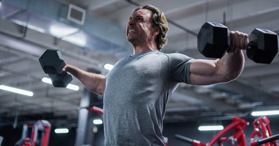 shoulder training with dumbbells
