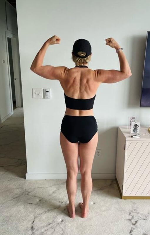 female progress photos set back