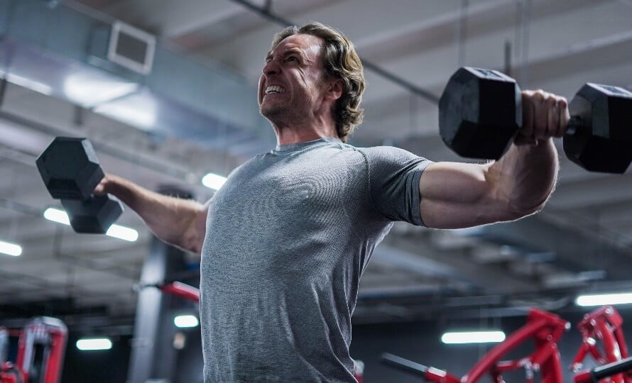 Male athlete training in the gym while following a maingaining diet.