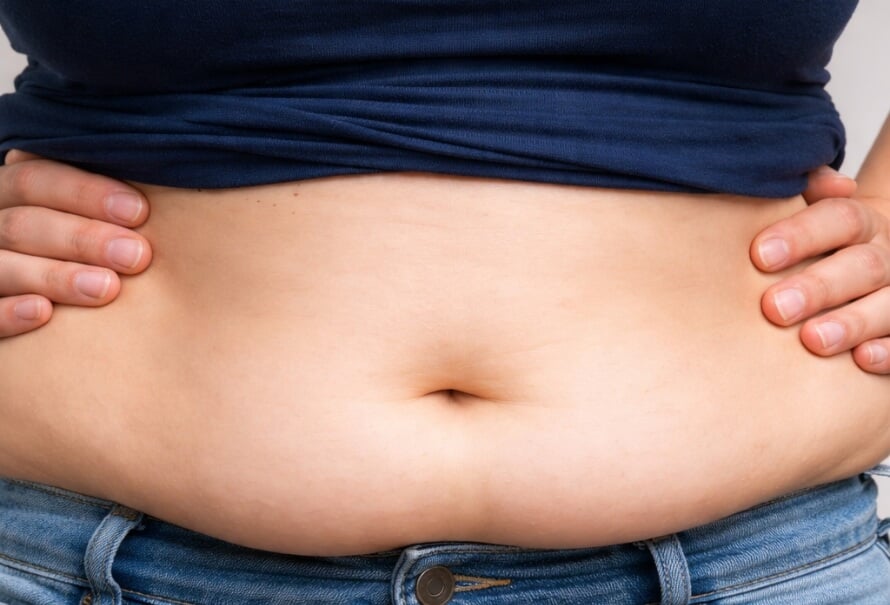 Image showing someone with significant muffin top, wondering which exercises and diet strategies they should use to shrink their muffin top.